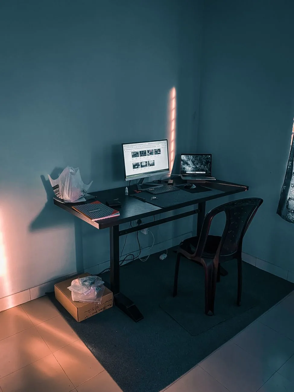 dwa monitory na minimalistycznym biurku z krzesłem — Dlaczego nie bierzemy Acer V226HQL do naprawy