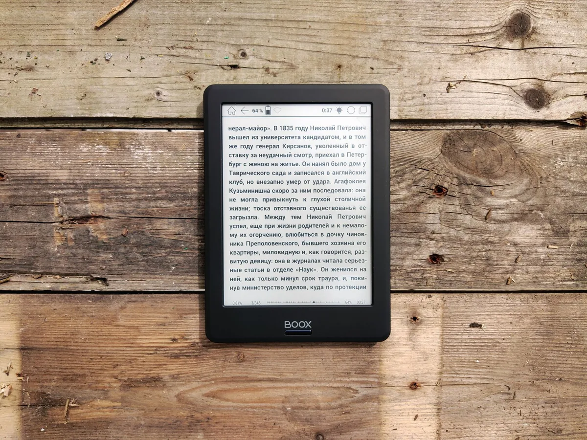 czytnik e-booków na surowym drewnianym stole — Dlaczego nie bierzemy Amazon Kindle Scribe do naprawy
