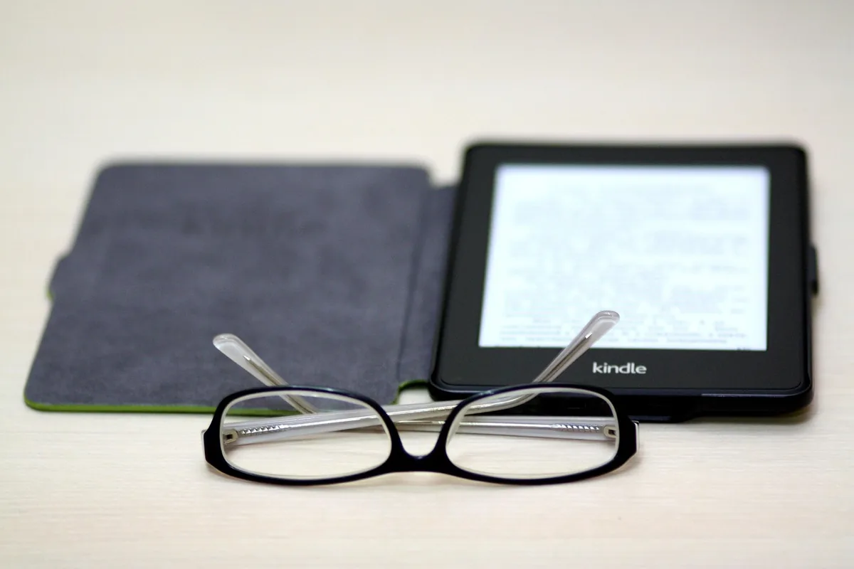 czytnik Amazon Kindle obok okularów — Dlaczego nie bierzemy Amazon Kindle Touch do naprawy