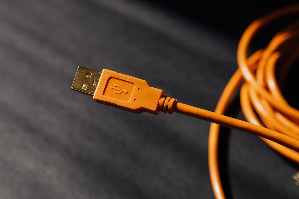 pomarańczowy wtyk kabla USB z bliska — Dlaczego nie bierzemy Anker 555 USB-C Hub do naprawy