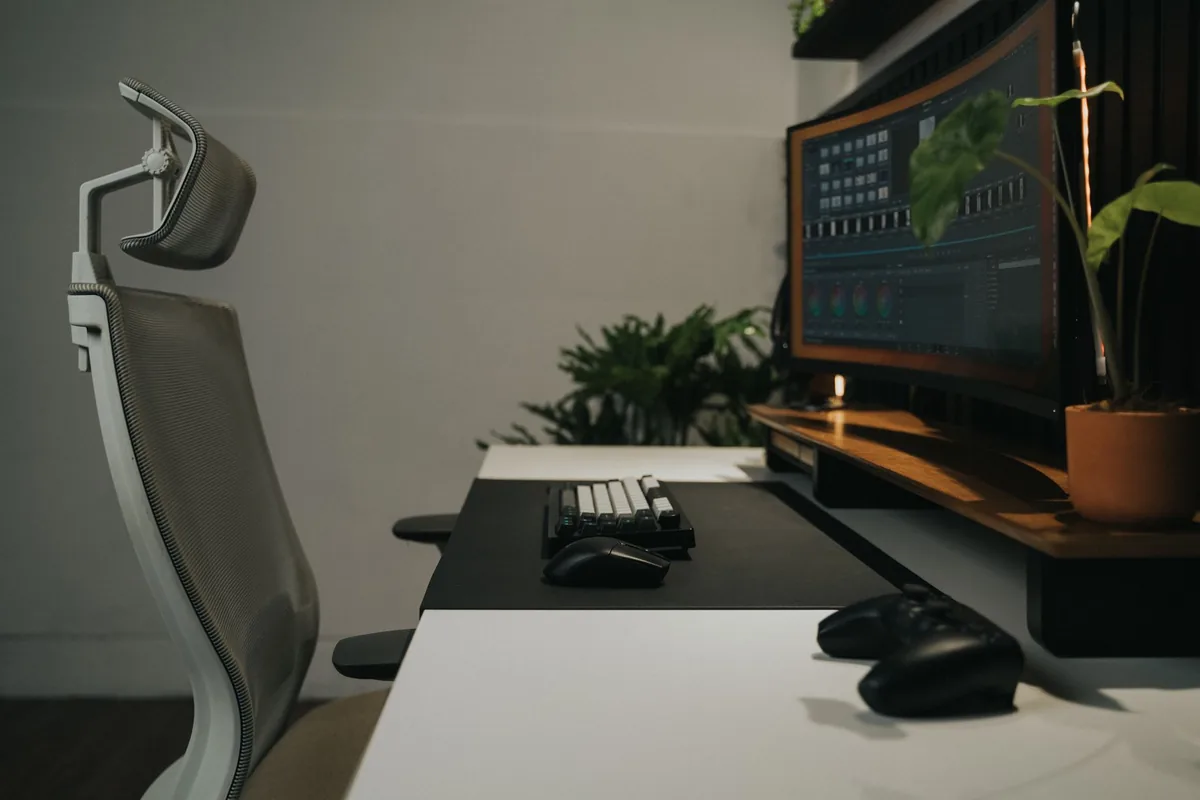 dwa monitory dla graczy i fotel ergonomiczny przy biurku — Dlaczego nie bierzemy AOC Q27G4X do naprawy