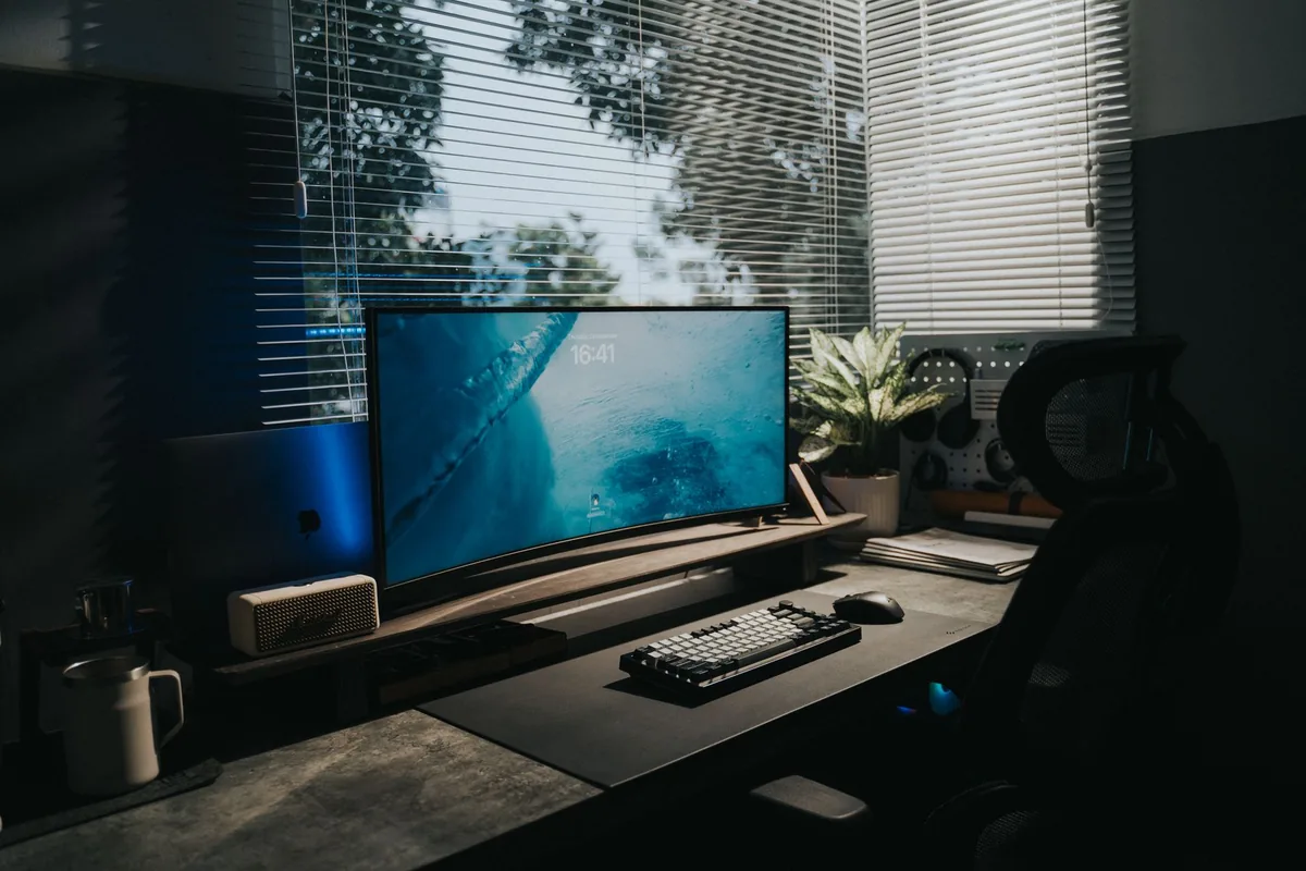 zakrzywiony monitor dla graczy i roślina doniczkowa na biurku — Dlaczego nie bierzemy ASUS TUF Gaming VG27VQ do naprawy