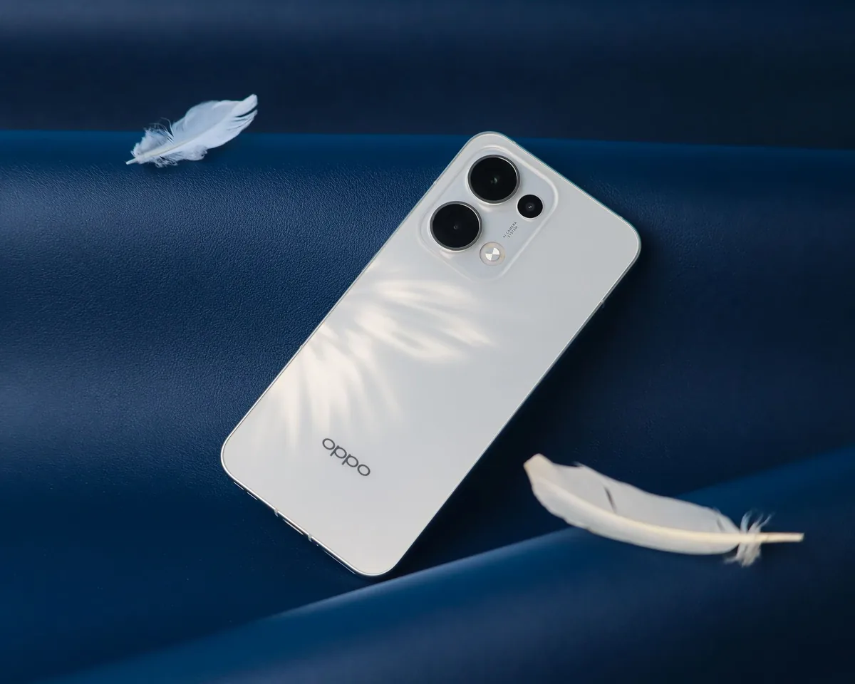biały telefon komórkowy z podwójnym aparatem na niebieskim tle — Dlaczego nie bierzemy ASUS Zenfone 7 do naprawy