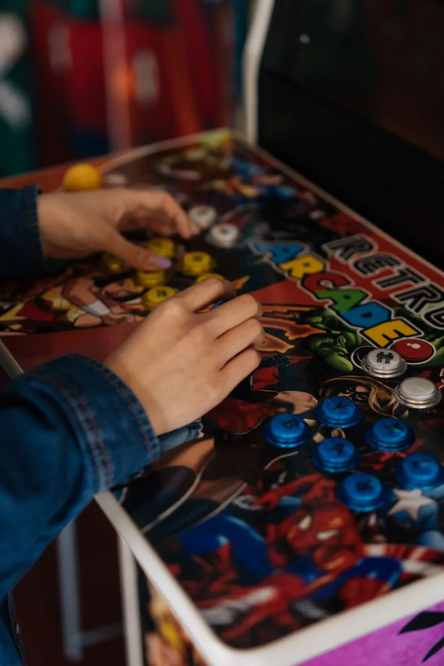 dłonie na kolorowych przyciskach automatu do gier retro — Dlaczego nie bierzemy Atari Flashback 9 do naprawy