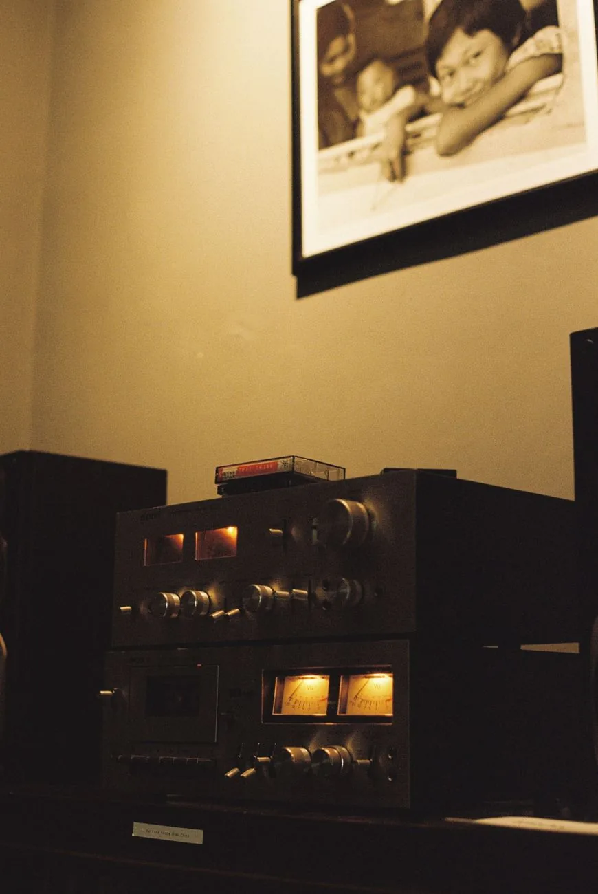 klasyczny wzmacniacz stereo w stylu vintage na szafce — Dlaczego nie bierzemy Audiolab 6000A do naprawy