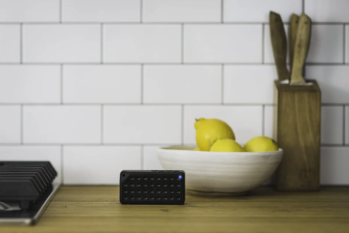 czarny głośnik bezprzewodowy na tle białej ściany — Dlaczego nie bierzemy Bang &amp; Olufsen Beosound Explore do naprawy