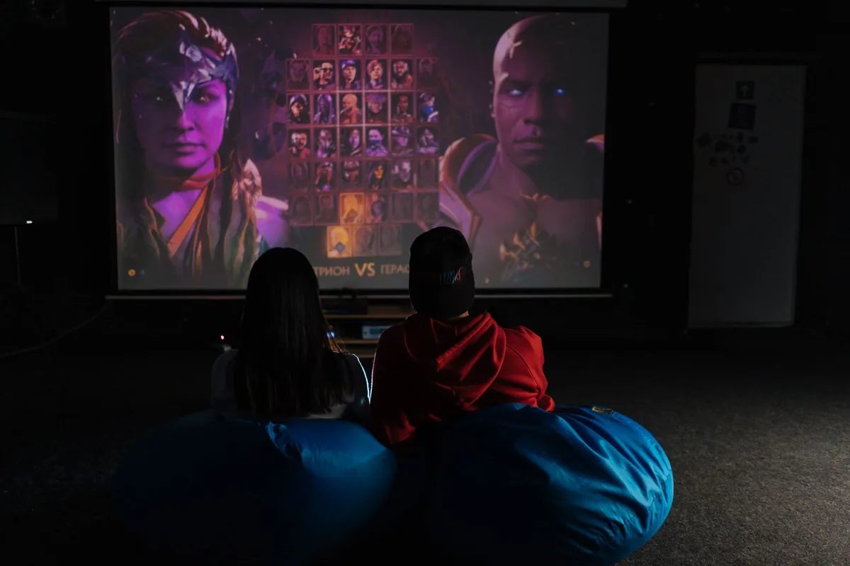 ekran projektora z wyświetlaną grą wideo w pokoju — Dlaczego nie bierzemy BenQ GV31 do naprawy