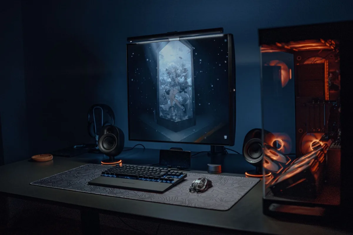 monitor dla graczy, klawiatura i podświetlany komputer na biurku — Dlaczego nie bierzemy BenQ MOBIUZ EX2710Q do naprawy