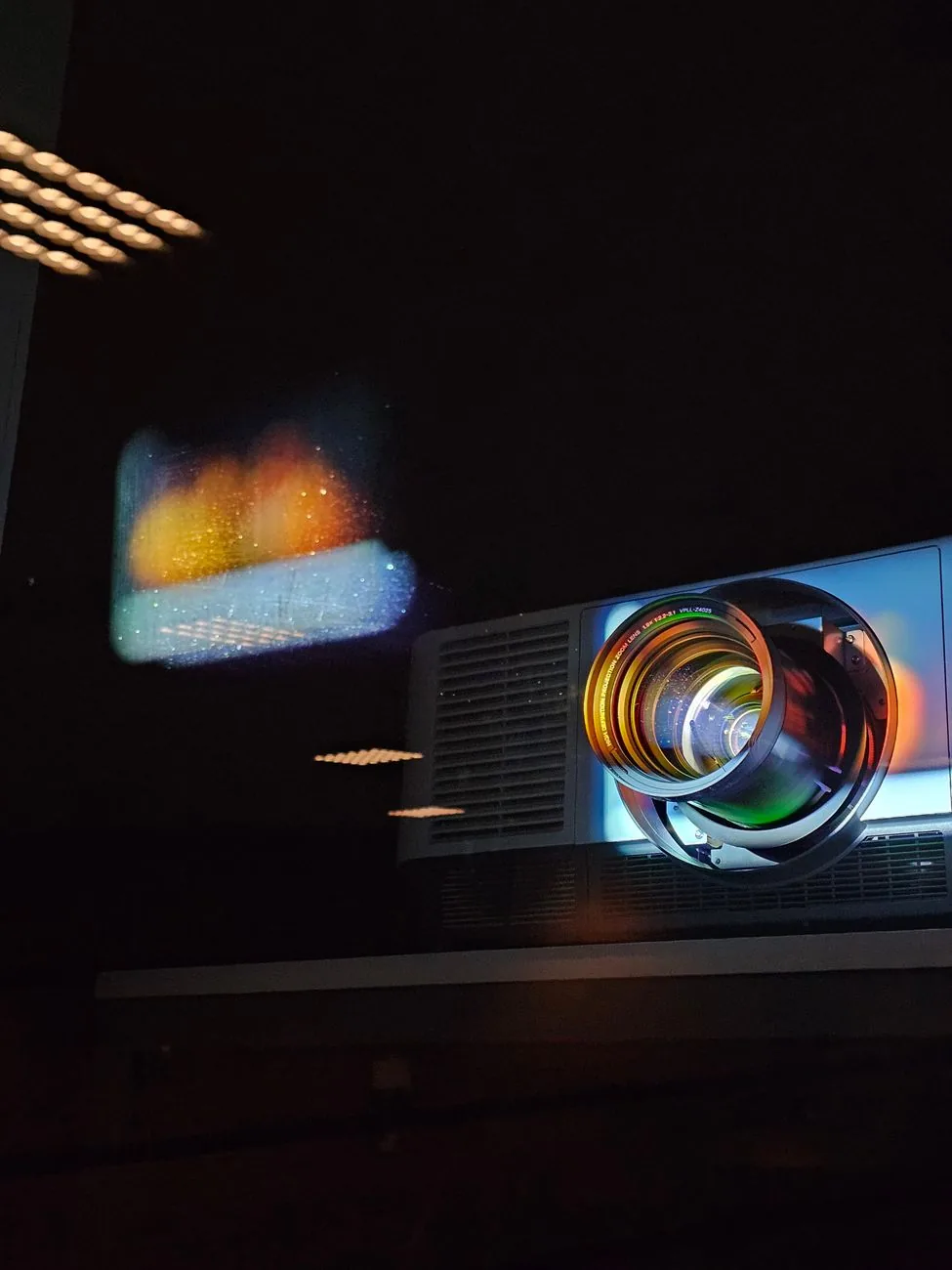soczewka projektora wyświetlająca kolorowe światło na ścianę — Dlaczego nie bierzemy BenQ MW550 do naprawy