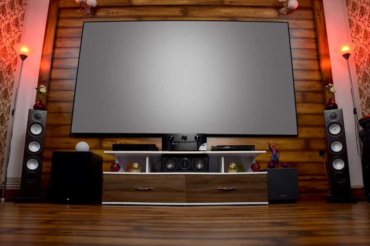 duży ekran projektora i nagłośnienie w kinie domowym — Dlaczego nie bierzemy BenQ TK860i do naprawy