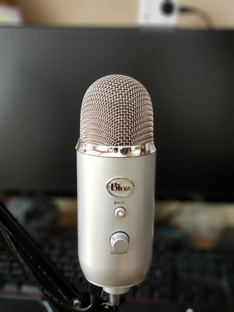 mikrofon Blue Yeti na biurku — Dlaczego nie bierzemy Blue Yeti do naprawy