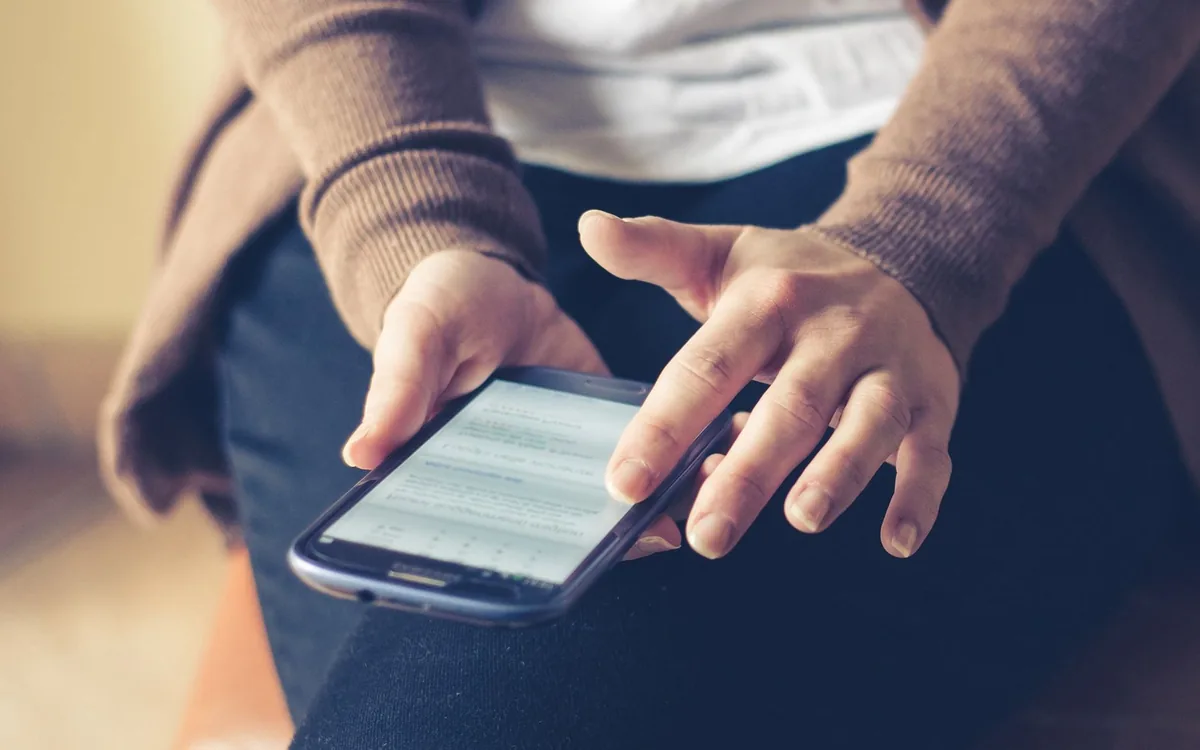 telefon komórkowy trzymany w dłoni we wnętrzu — Dlaczego nie bierzemy CAT S42 do naprawy