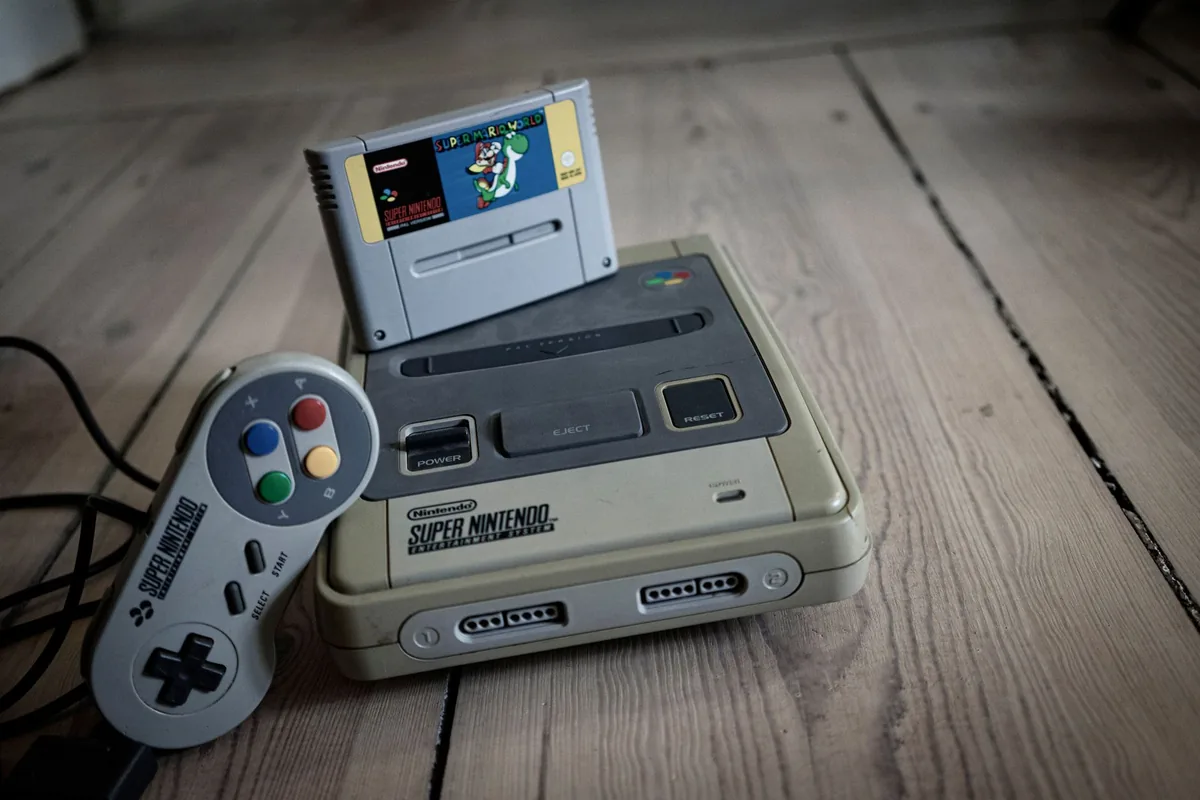 konsola retro z kartridżem i kolorowym kontrolerem na stole — Dlaczego nie bierzemy Commodore 64 do naprawy
