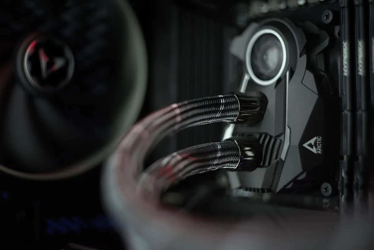układ chłodzenia cieczą wewnątrz obudowy komputera stacjonarnego — Dlaczego nie bierzemy Corsair iCUE H150i Elite do naprawy