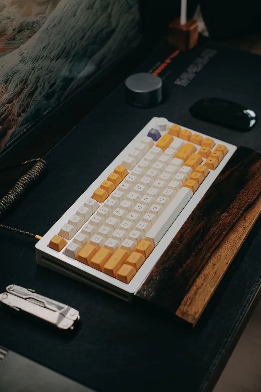 klawiatura mechaniczna na nowoczesnym biurku do pracy — Dlaczego nie bierzemy Corsair K60 RGB Pro do naprawy