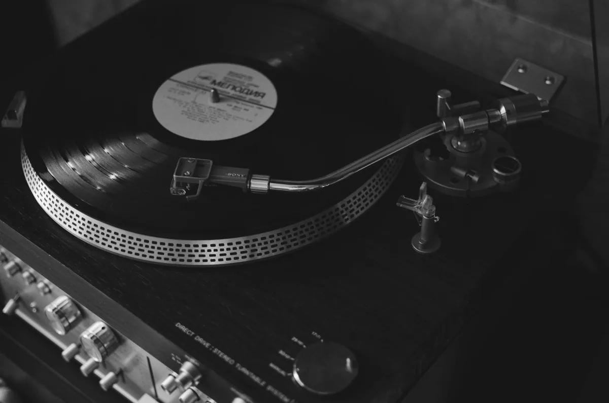 klasyczny gramofon z płytą winylową w czerni i bieli — Dlaczego nie bierzemy Crosley Cruiser do naprawy