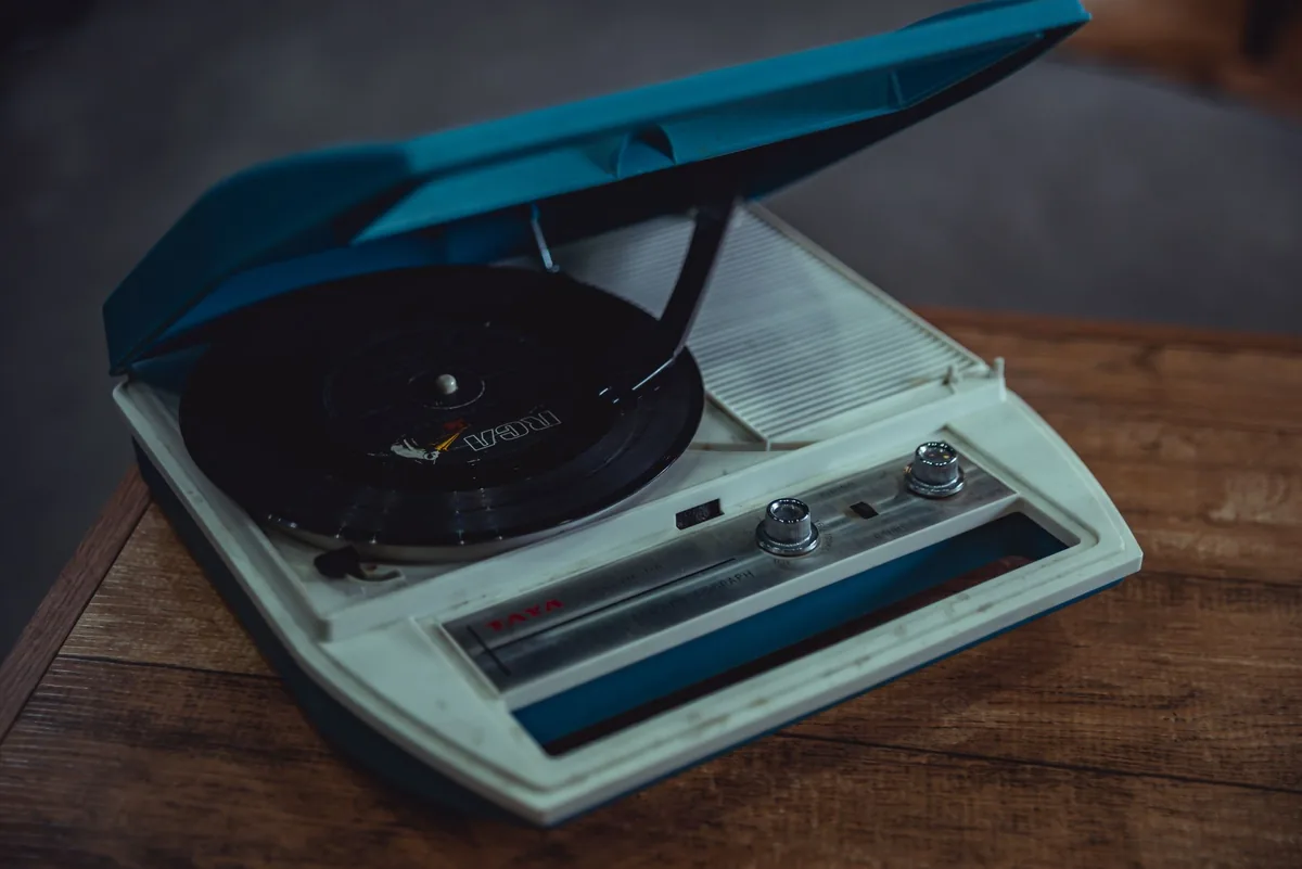 gramofon analogowy w stylu retro na drewnianym stole — Dlaczego nie bierzemy Denon DP-300F do naprawy