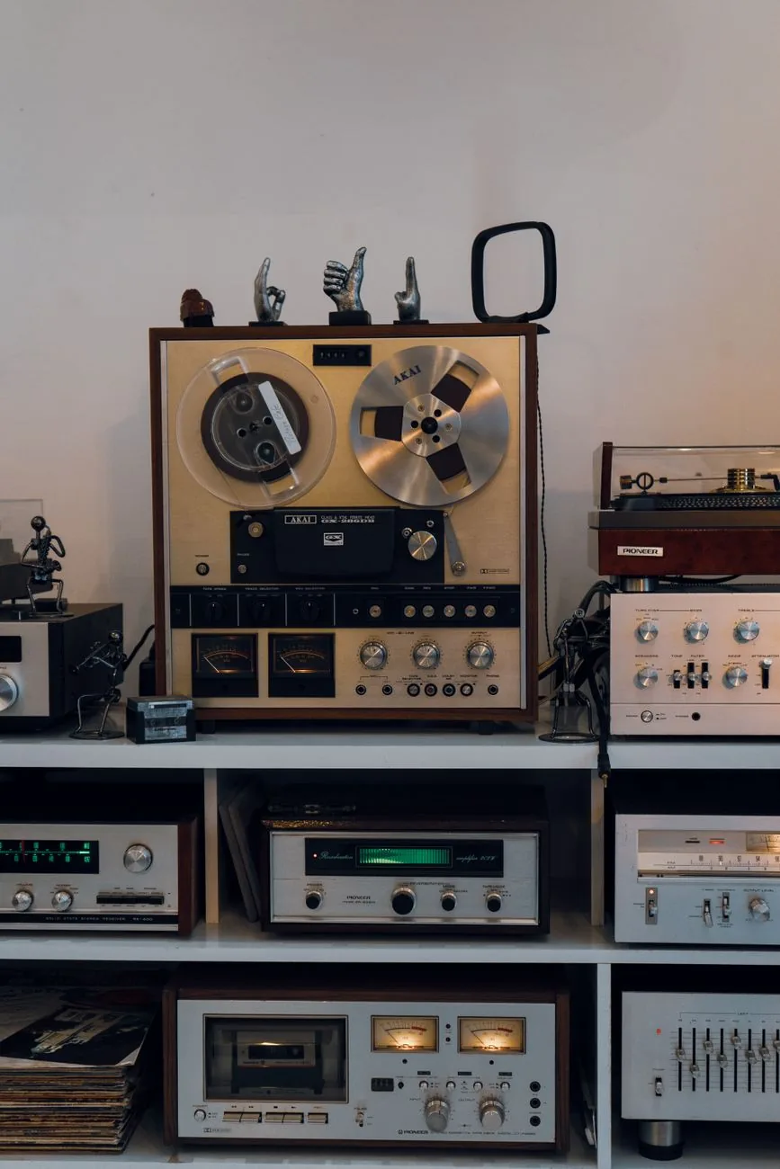 wzmacniacze audio i magnetofon szpulowy w stylu retro — Dlaczego nie bierzemy Denon PMA-600NE do naprawy