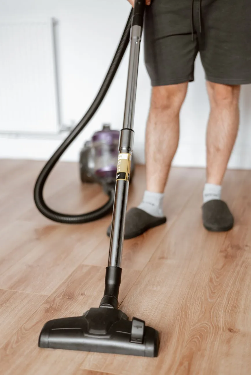 odkurzanie parkietu odkurzaczem w nasłonecznionym mieszkaniu — Dlaczego nie bierzemy Dyson Gen5detect do naprawy