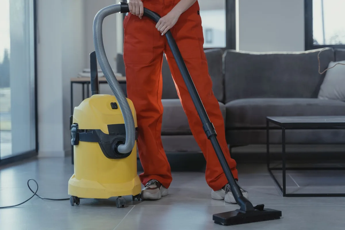 żółty odkurzacz podczas odkurzania nowoczesnego salonu — Dlaczego nie bierzemy Dyson V7 do naprawy