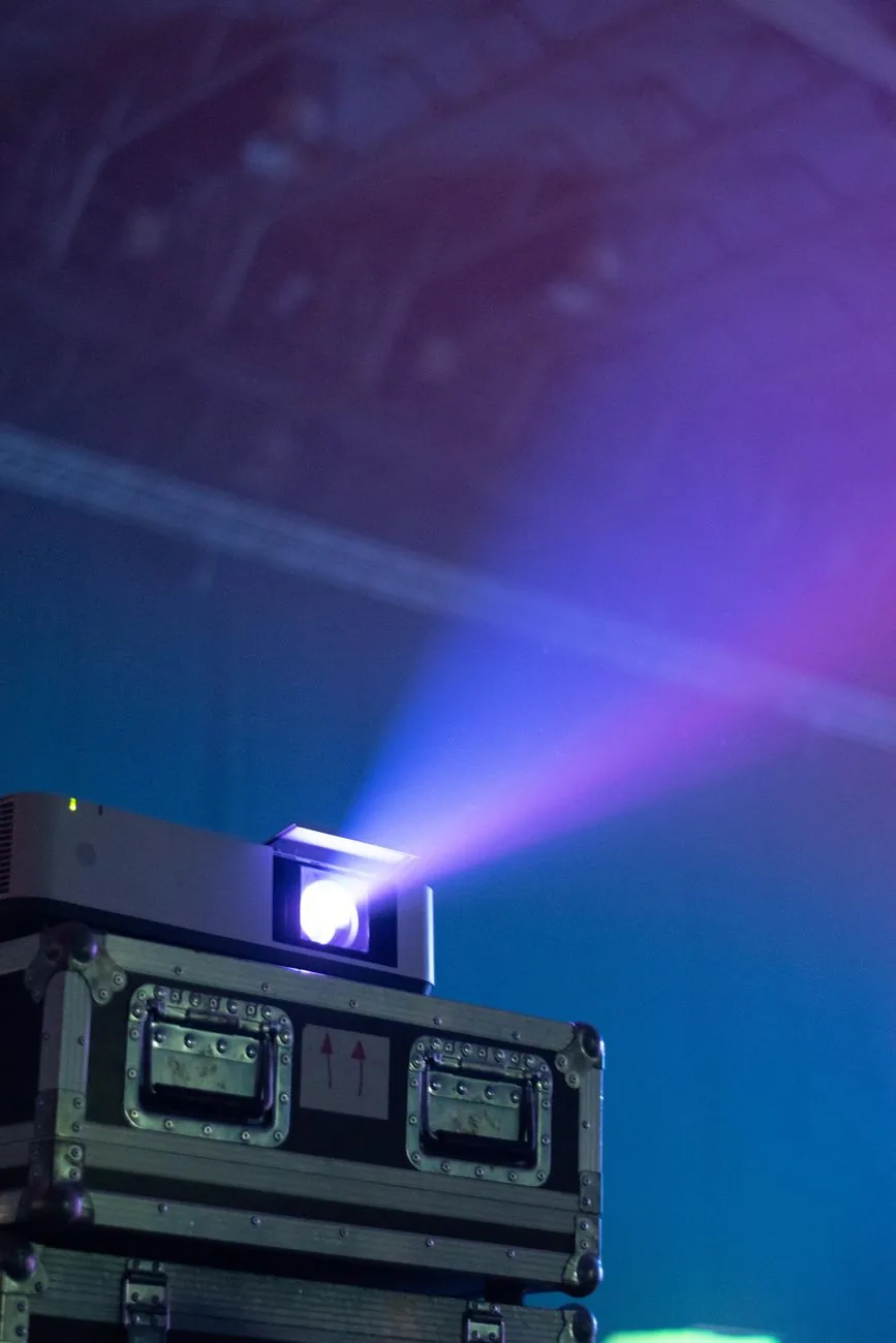 strumień światła emitowany z projektora w ciemnym pomieszczeniu — Dlaczego nie bierzemy Epson EH-TW650 do naprawy