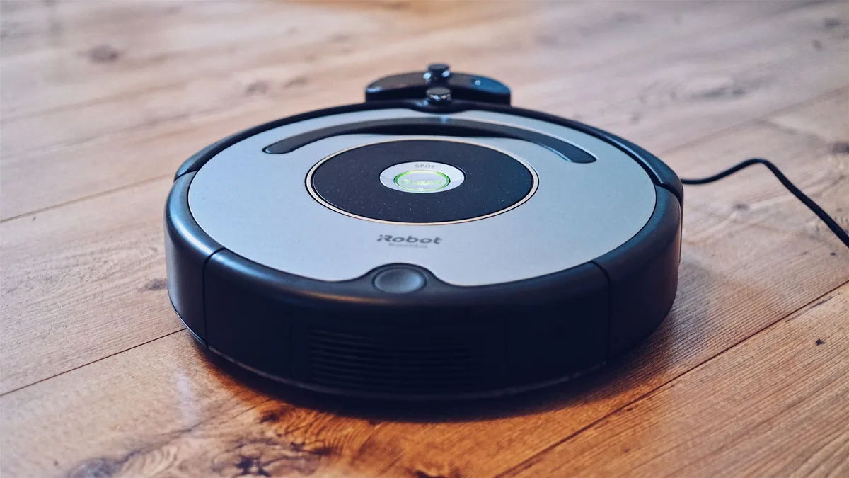 robot sprzątający podczas pracy na drewnianej podłodze — Dlaczego nie bierzemy Eufy RoboVac G30 do naprawy