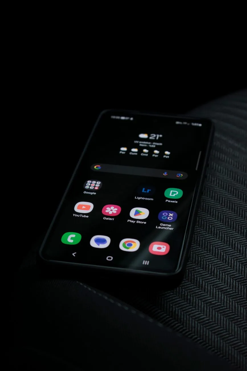 telefon komórkowy z aplikacjami i pogodą na ciemnym tle — Dlaczego nie bierzemy Fairphone 2 do naprawy