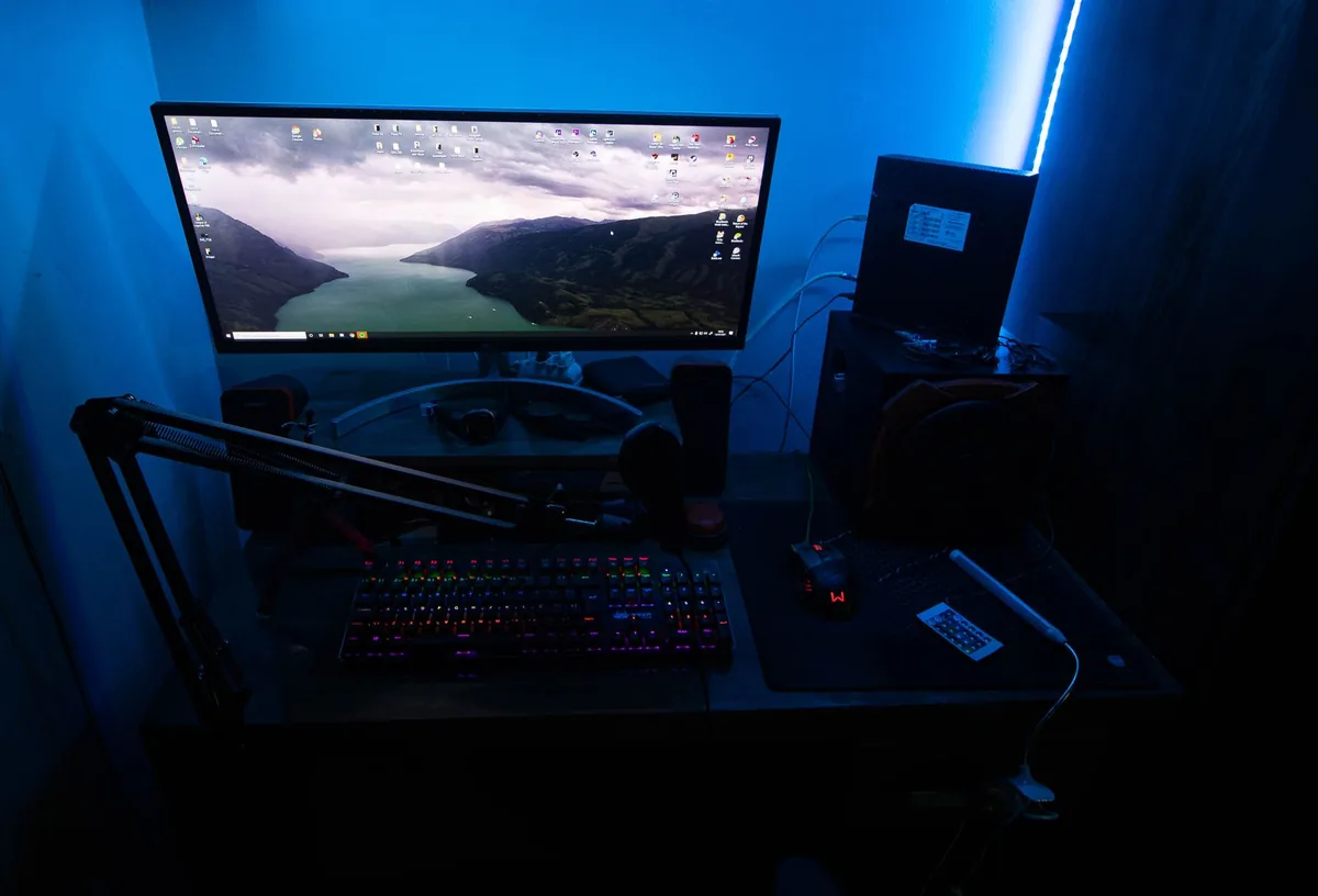 monitor dla graczy i klawiatura w niebieskim świetle LED — Dlaczego nie bierzemy Gigabyte G24F 2 do naprawy