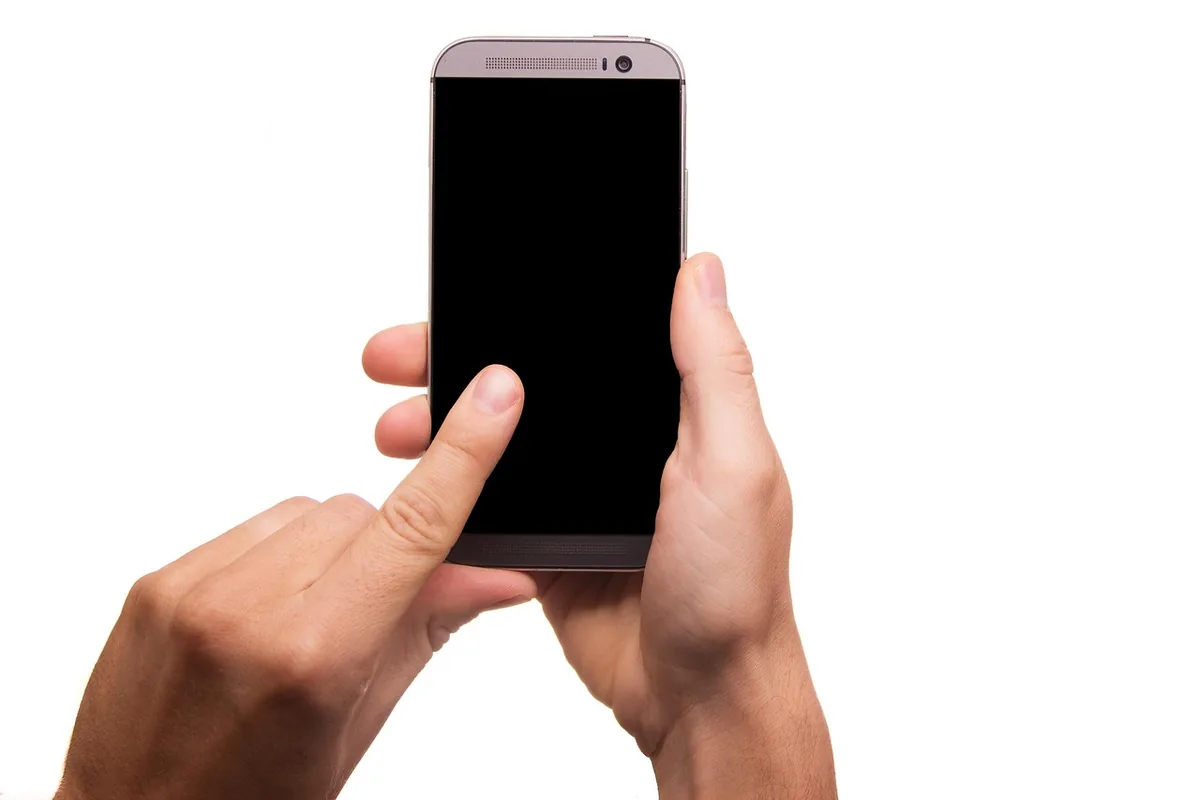 palec dotykający ekranu telefonu komórkowego podczas wprowadzania danych — Dlaczego nie bierzemy Google Pixel 7 Pro do naprawy