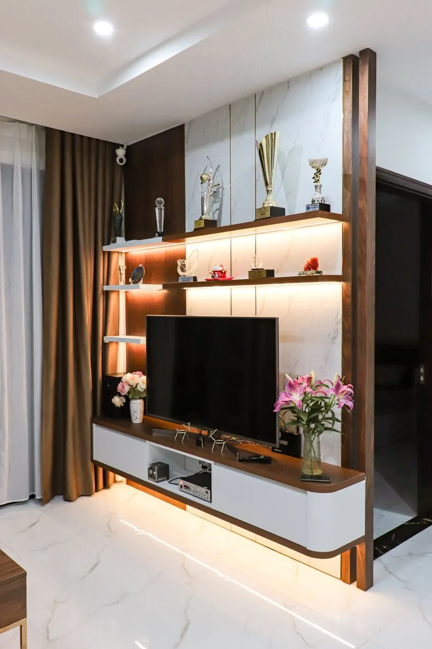 telewizor na szafce w eleganckim salonie z nastrojowym oświetleniem — Dlaczego nie bierzemy Grundig 55 GHU 7970 do naprawy