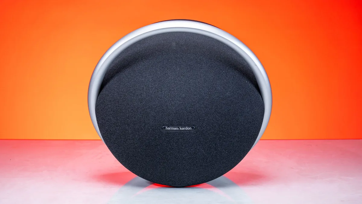 głośnik bezprzewodowy Harman Kardon na pomarańczowym tle — Dlaczego nie bierzemy Harman Kardon Citation One do naprawy