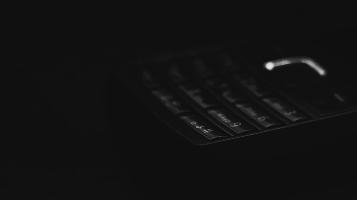 klawiatura klasycznego telefonu komórkowego na ciemnym tle — Dlaczego nie bierzemy Honor 10 do naprawy