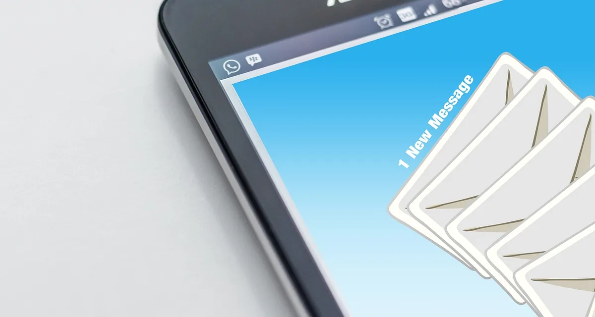 smartfon wyświetlający powiadomienie o nowej wiadomości e-mail — Dlaczego nie bierzemy Honor 10 Lite do naprawy