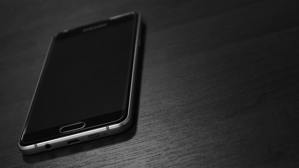 szary smartfon marki samsung na gładkim tle — Dlaczego nie bierzemy Honor 200 Pro do naprawy