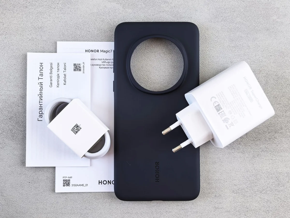 etui na telefon HONOR, ładowarka i dokumenty na stole — Dlaczego nie bierzemy Honor 90 do naprawy