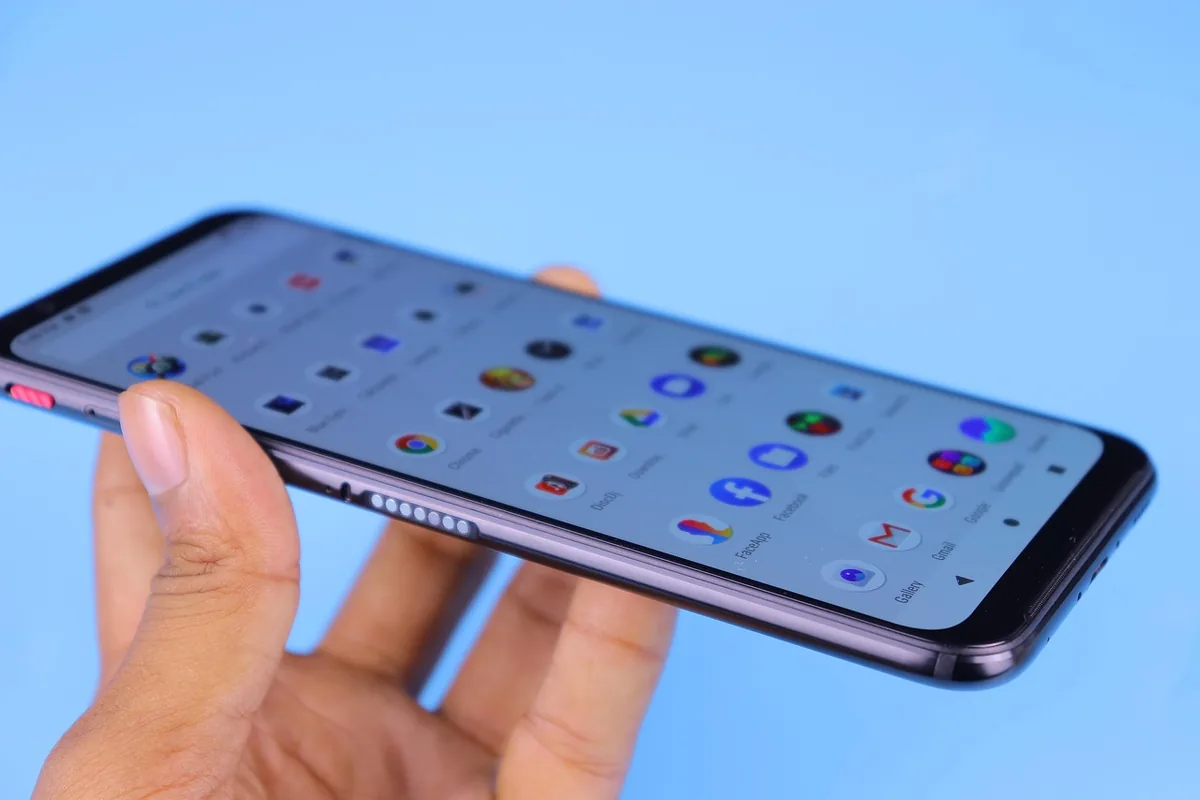 niebieski smartfon dotykowy na płaskiej powierzchni — Dlaczego nie bierzemy Honor Magic 4 Pro do naprawy