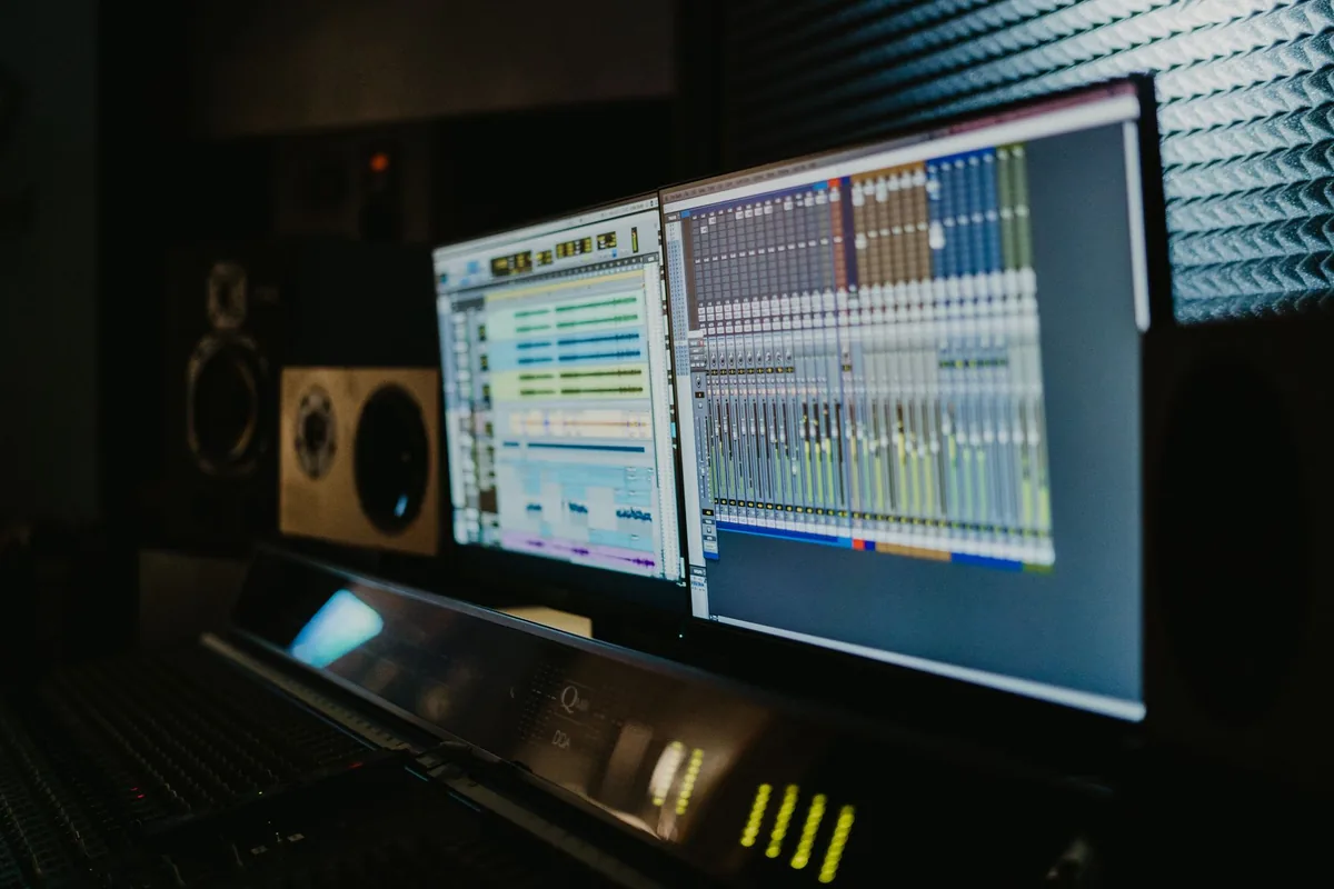 dwa monitory ze sprzętem audio w studiu muzycznym — Dlaczego nie bierzemy HP Z27k G3 do naprawy