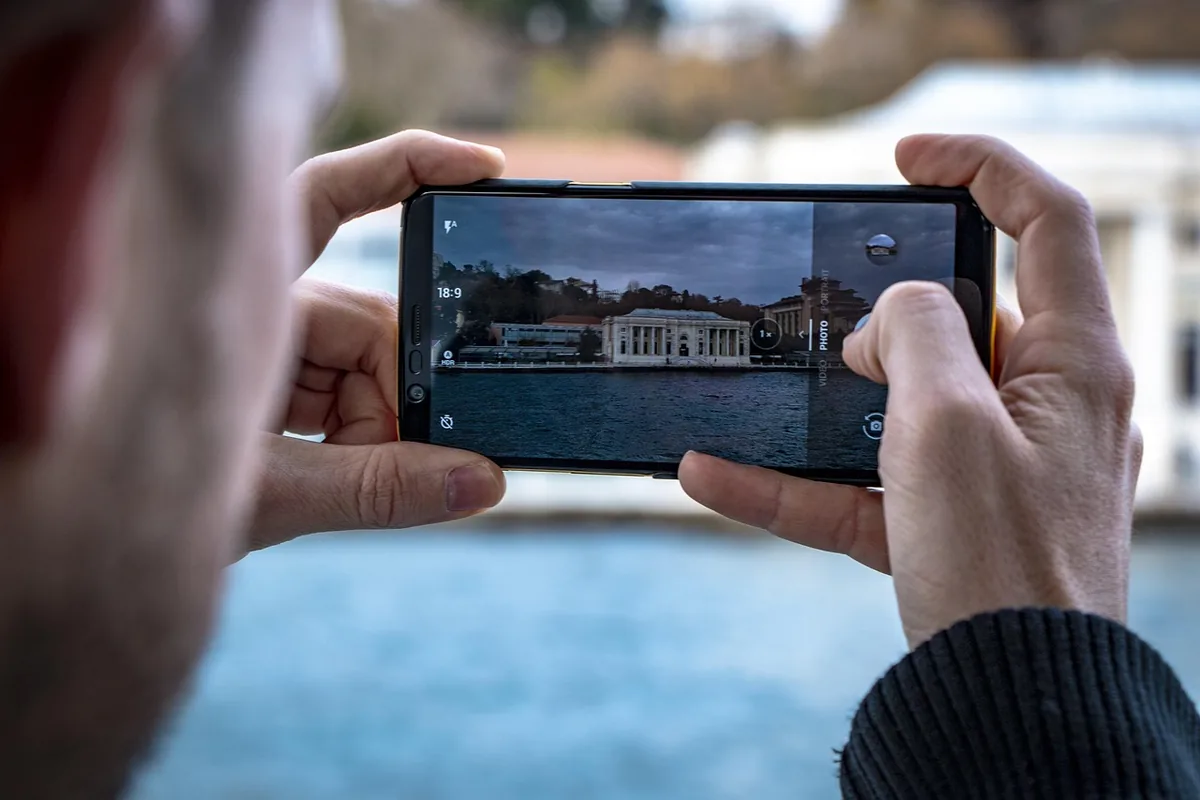 smartfon z włączonym aparatem do zdjęć mobilnych — Dlaczego nie bierzemy Huawei Mate 50 do naprawy