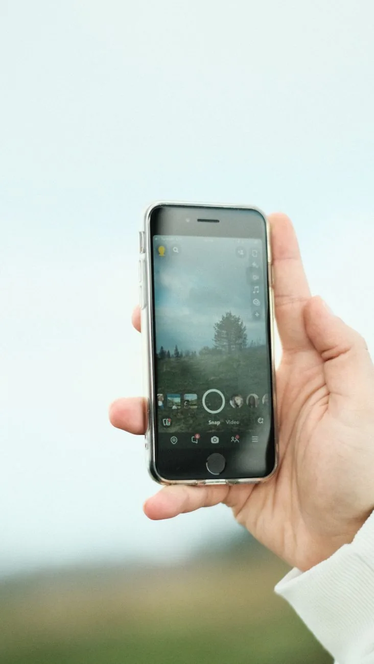 dłoń trzymająca smartfon z włączoną aplikacją aparatu na zewnątrz — Dlaczego nie bierzemy Huawei Nova 10 SE do naprawy