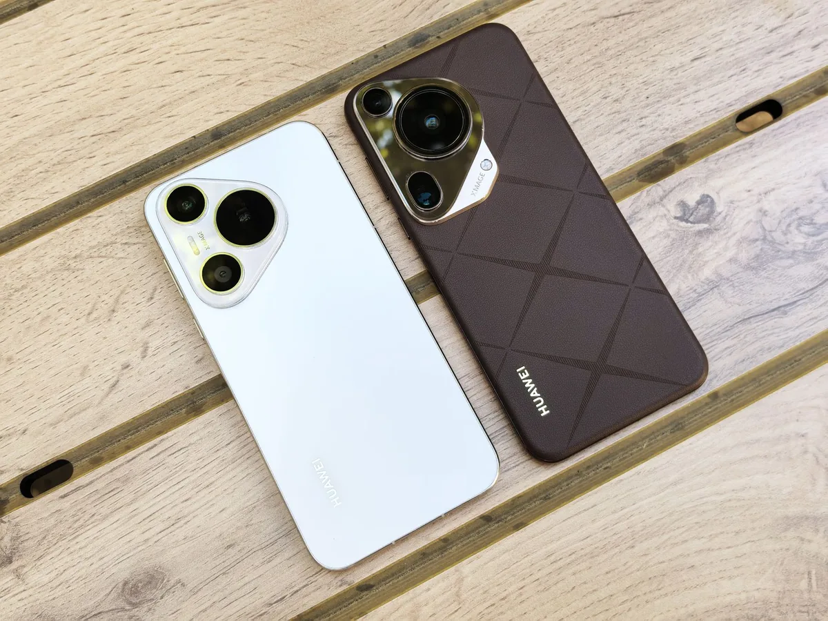 dwa smartfony Huawei leżące na drewnianym stole — Dlaczego nie bierzemy Huawei P10 do naprawy