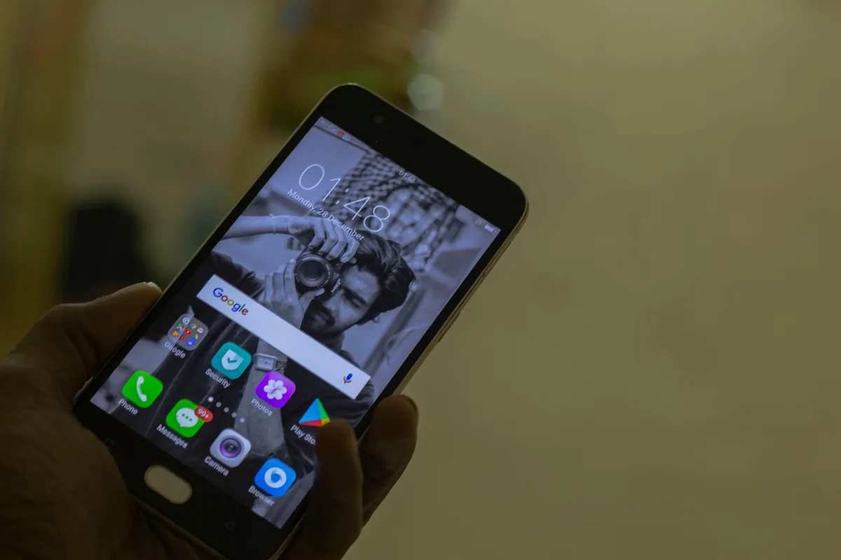 smartfon z ikonami aplikacji na jasnym wyświetlaczu — Dlaczego nie bierzemy Huawei P40 Pro+ do naprawy