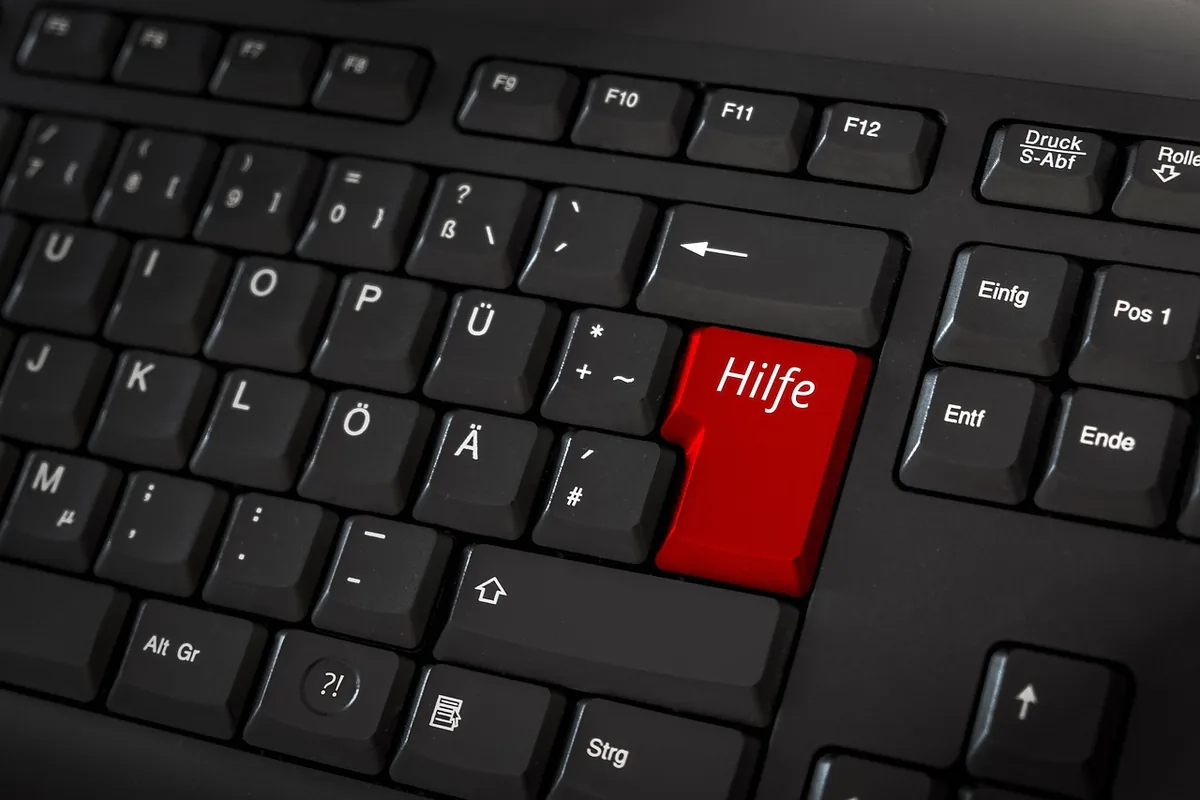 klawiatura komputerowa z czerwonym klawiszem help — Dlaczego nie bierzemy HyperX Alloy FPS Pro do naprawy