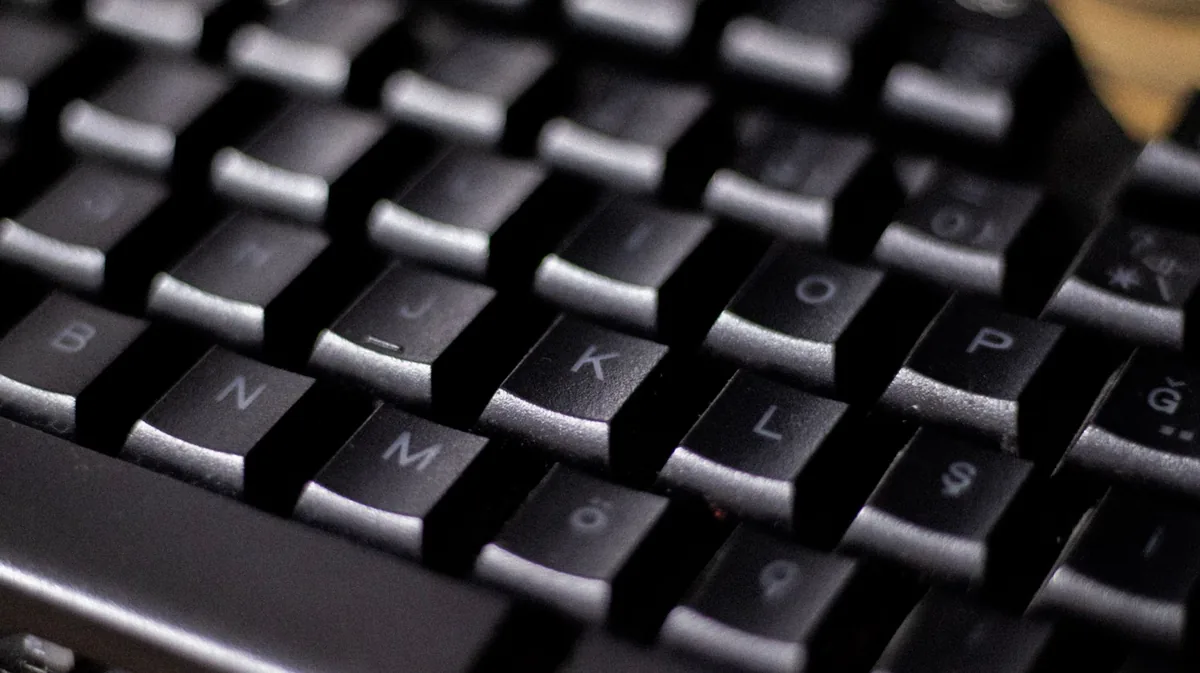 czarne klawisze klawiatury komputerowej — Dlaczego nie bierzemy HyperX Alloy Origins do naprawy