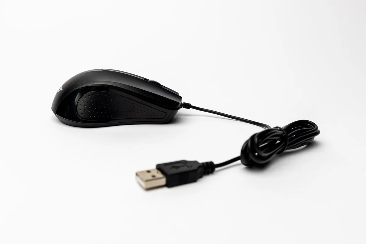 czarna mysz komputerowa na jednolitym białym tle — Dlaczego nie bierzemy HyperX Pulsefire FPS Pro do naprawy