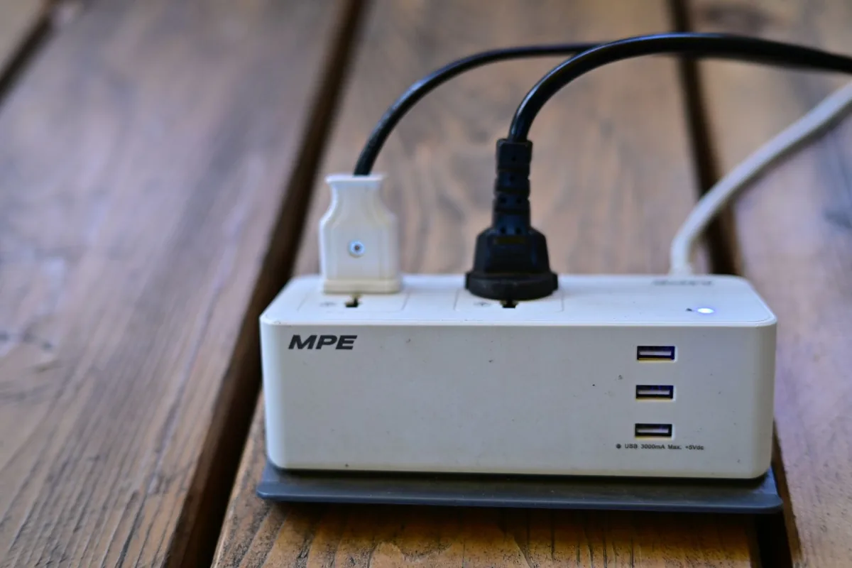 listwa zasilająca z portami USB na drewnianym stole — Dlaczego nie bierzemy i-tec USB 3.0 Dual Docking Station do naprawy