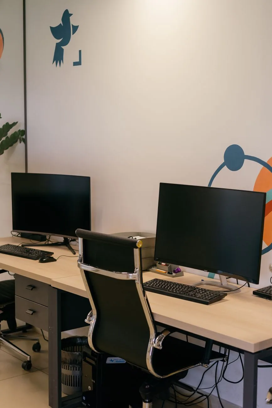 dwa biurka z monitorami w nowoczesnym biurze — Dlaczego nie bierzemy iiyama ProLite XUB2493HS do naprawy