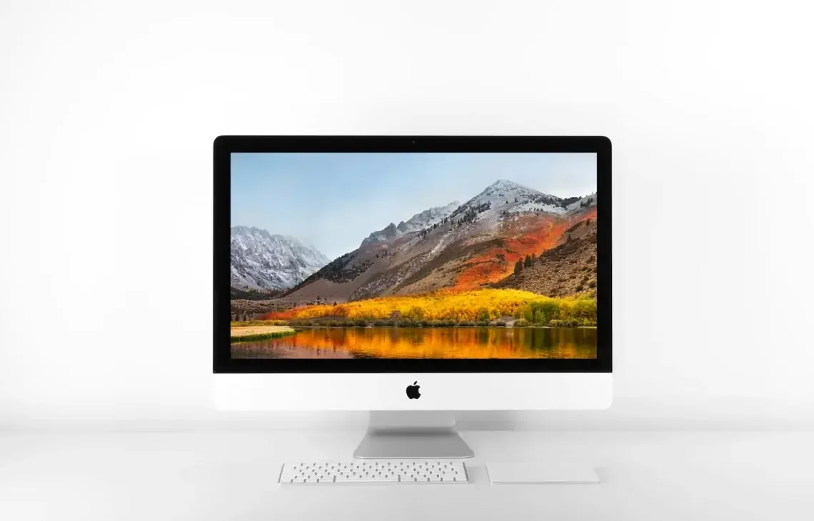 Produktowe zdjęcie komputera Apple iMac z klawiaturą — Dlaczego nie bierzemy iMac 24 cale M1 (2021) do naprawy