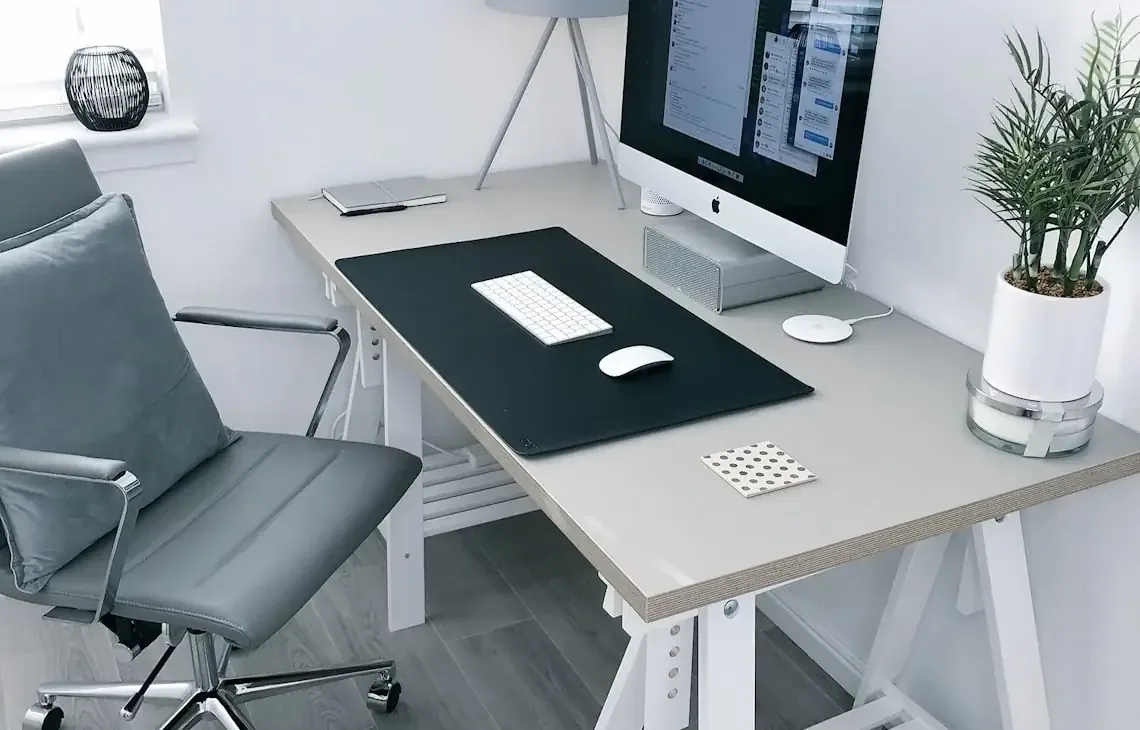 iMac z klawiaturą i myszką Apple na białym biurku — Dlaczego nie bierzemy iMac 27 cali 5K (2015) do naprawy