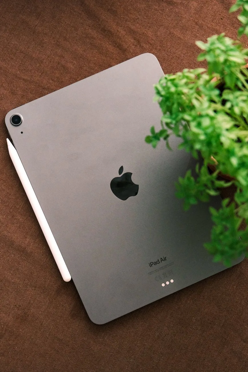 tablet iPad z rysikiem obok zielonej rośliny — Dlaczego nie bierzemy iPad 11. generacji do naprawy