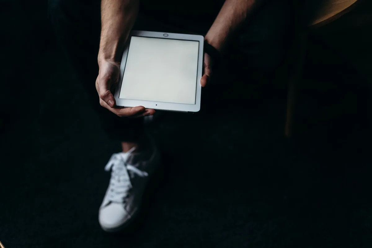 dłonie trzymające tablet z pustym ekranem — Dlaczego nie bierzemy iPad 12. generacji do naprawy